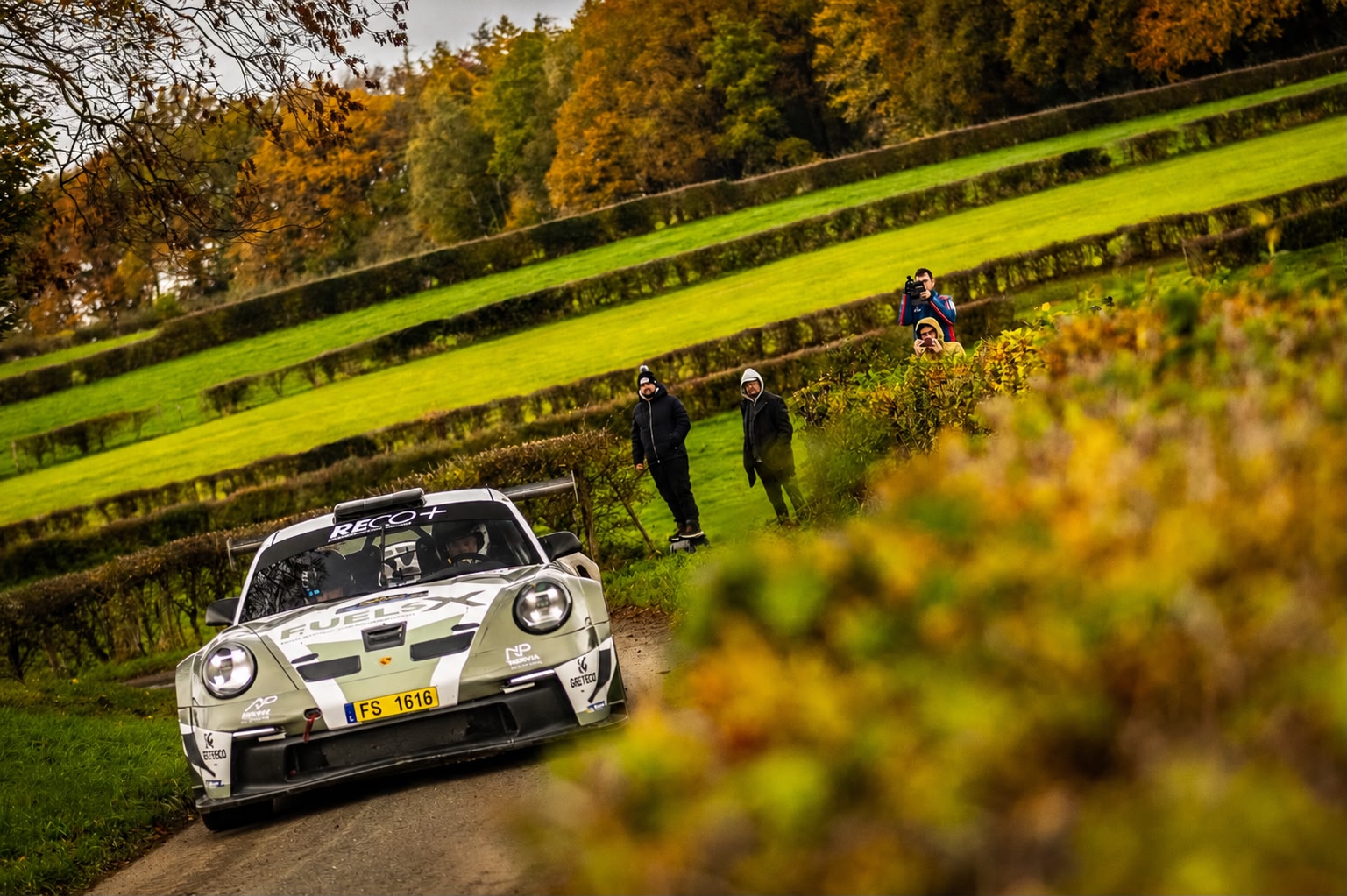 John Wartique met Porsche 992 Rally GT van EMO Sport in Ieper en in de ...